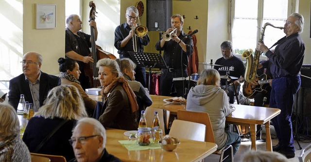 Jazzmusiker spielten auf beim Tag der ...nach der Renovierung des Essenstreffs.  | Foto: Rita Eggstein