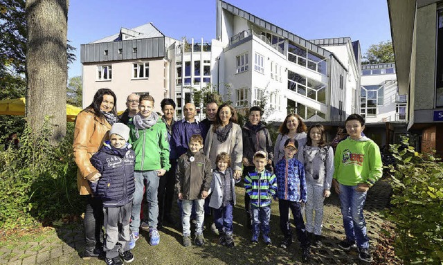 Die ehemaligen kleinen Patienten und i...ilien beim Treffen des Frdervereins.   | Foto: Ingo Schneider