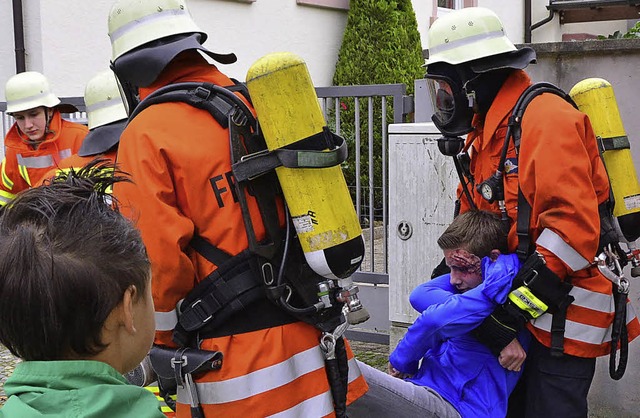 Mitglieder der Malterdinger Wehr transportieren bei der bung Verletzte ab.  | Foto: Dieter Erggelet