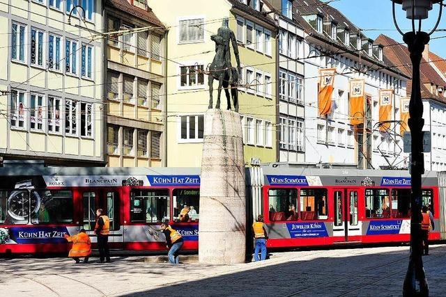 Die Trams rollen wieder ber den Freiburger Bertoldsbrunnen