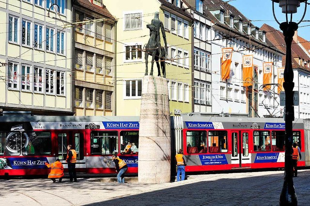 Am Bertoldsbrunnen rollen die Straenbahnen wieder.  | Foto: Thomas Kunz