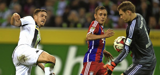 Gefahr vor dem Bayern-Tor: Max Kruse (...cht bezwingen. Rafinha schaut nur zu.   | Foto: AFP