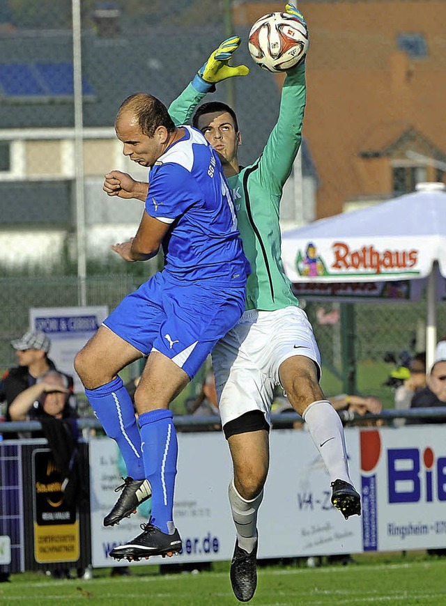 FVS-Keeper Daniel Ketterer sichert den...asbach in Kollmarsreute aber mit 0:1.   | Foto: Achim Keller