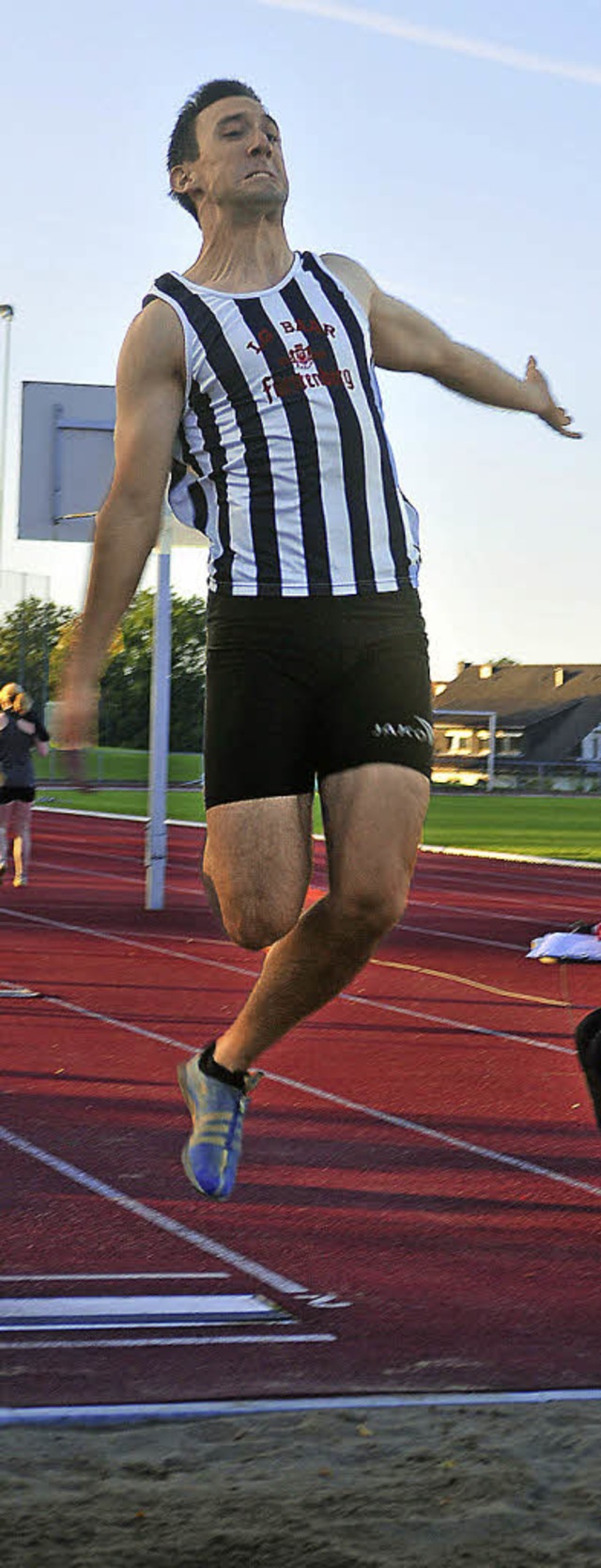 Pokalgewinner und Mehrfachsieger Emanu...gerl beim Dreisprung auf 12,01 Meter.   | Foto: Heiler