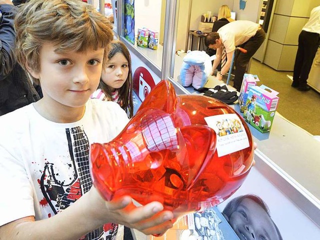 Dieser Junge hat das rot Sparschwein i...e mit einer kleinen Spende gefttert.   | Foto: Michael Bamberger