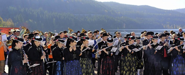 Vier Musikkapellen prsentierten sich ...rnmarsch auf der Seebhne zum Finale.   | Foto: Eva Korinth