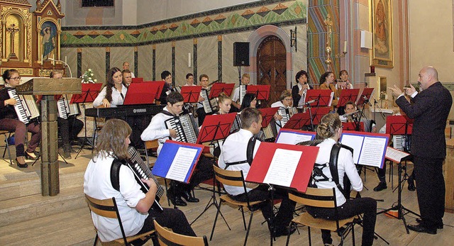 Dirigent Andreas Schmid lockt das erste Orchester  aus der Reserve.   | Foto: Heidi Fssel