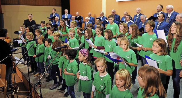 Singen verbindet: Die ltesten und die...en in Krzell gemeinsam auf der Bhne   | Foto: wolfgang knstle