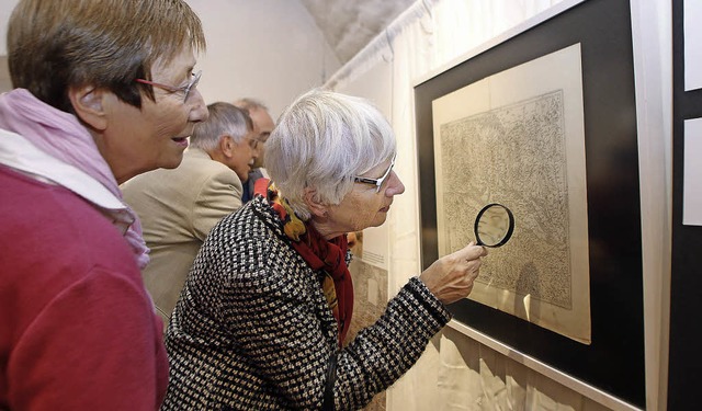 Mit der Lupe knnen Ausstellungsbesuch...en alten Karten auf Spurensuche gehen.  | Foto: Heidi Fssel