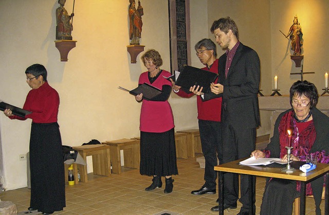 Ein Gesangensemble mit Micaela Secking... und Gesang zur Liebe in der Kapelle.   | Foto: Hildegard Karig