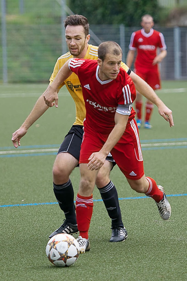 Andreas Asal vom SV Ballrechten-Dottin...gegen den Wasenweiler Severin Kenk ab.  | Foto: Kreienkamp