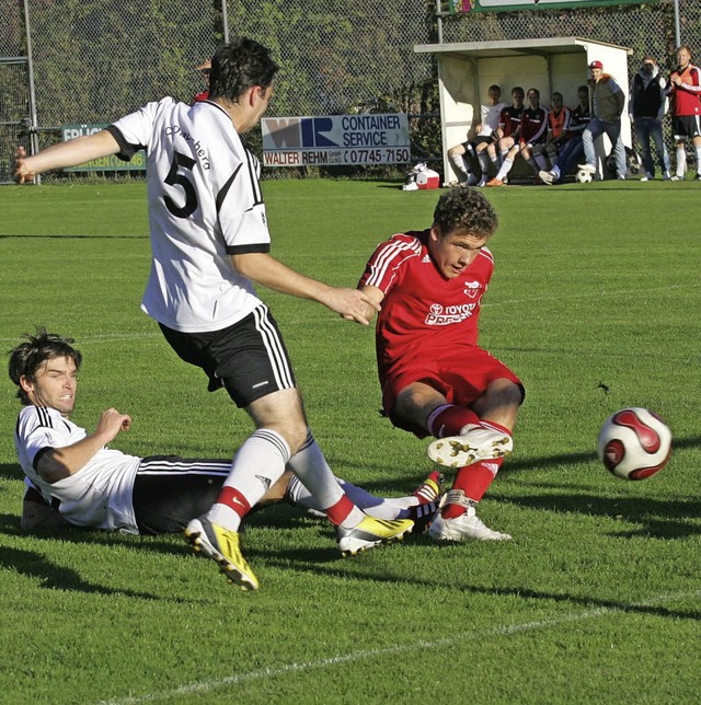 Beim 1:1-Remis erzielt Louis Schanz vo...vom FC Dachsberg, die zu spt kommen.   | Foto: Michael Neubert
