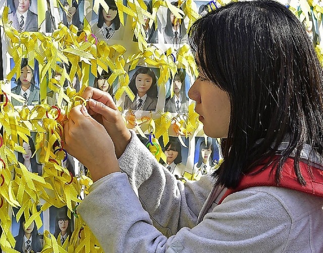 Sechs Monate nach der Katastrophe gedenkt ein Mdchen der Sewol-Opfer   | Foto: AFP