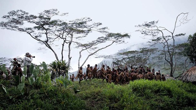 Der brasilianische Fotograf Sebastio Salgado (links) bei den Yali in Papua  | Foto: Juliano Ribeiro Salgado / nfp