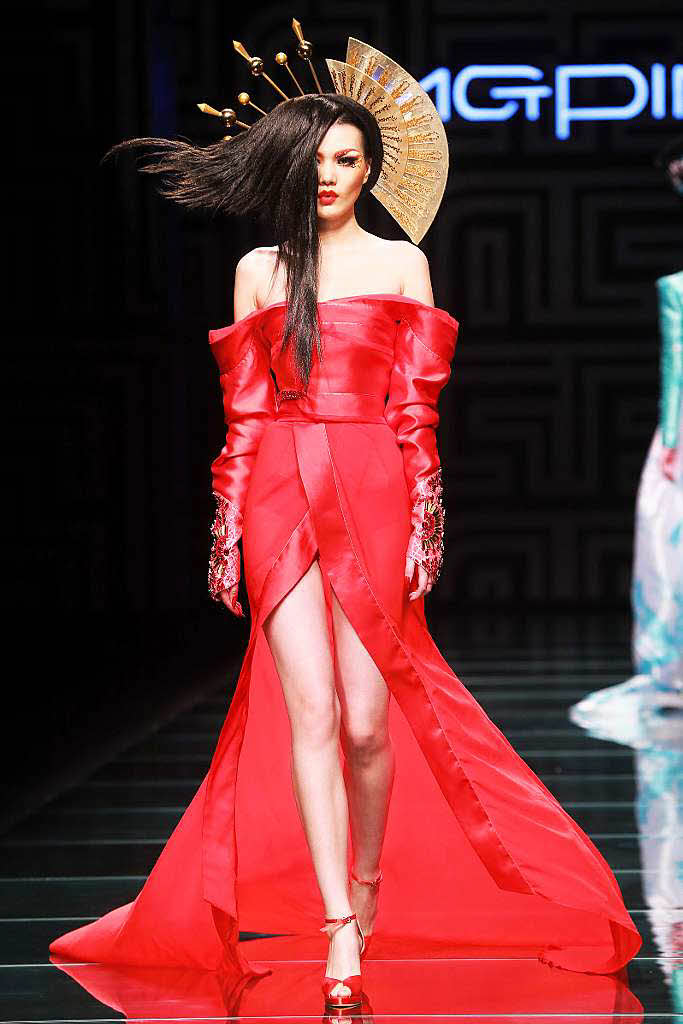Bei der China Fashion Week gibt es auch 2014 ausgefallene Mode und Frisuren zu sehen. Bei der China Fashion Week gibt es auch 2014 ausgefallene Mode und Frisuren zu sehen.
