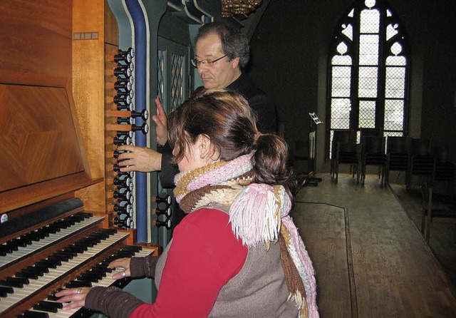 Bezirkskantor Johannes Gtz  beim Orgelunterricht im Mnster in Neustadt.   | Foto: Lisa Mitschak