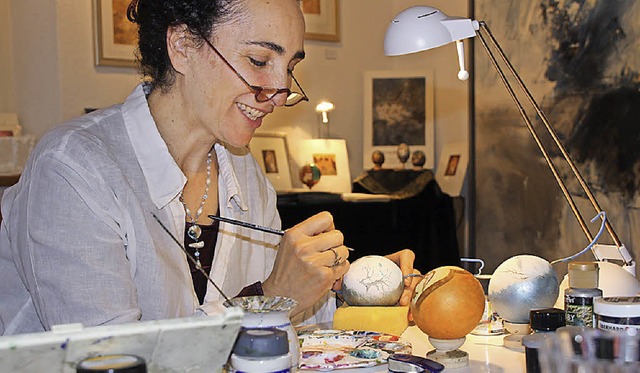 Michelle Hothum  kann man beim Malen auf Holzkugeln zuschauen.  | Foto: Christiane Franz