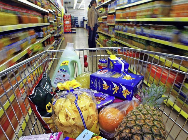 Die Auswahl haben die Kunden des Schw...entrums nicht nur bei  Lebensmitteln.   | Foto: DPA