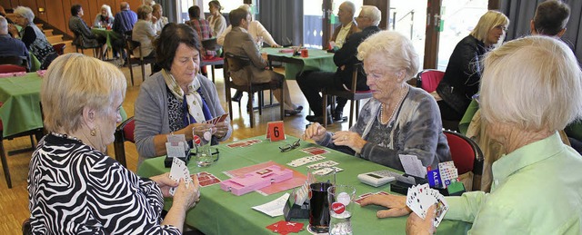 Konzentriertes Spiel an einem der Tisc...unten Bridgetagen im Kurhaus Titisee.   | Foto: Sarah beha