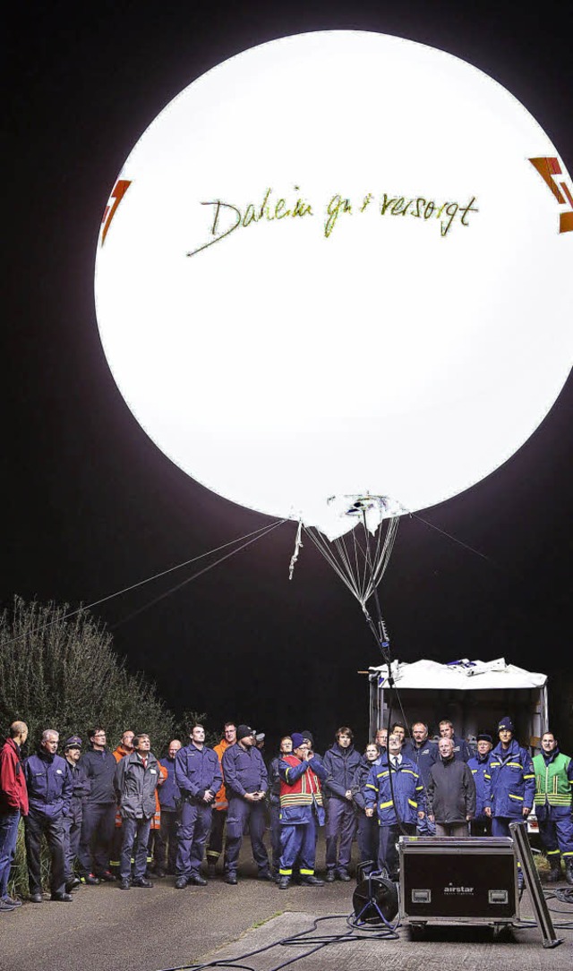 Mit dem  Beleuchtungsballon des Techni...wird der Einsatzort hell wie der Tag.   | Foto: Christoph Breithaupt