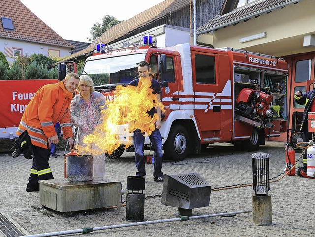 Auch einen Fettbrand simulierte die Feuerwehr.  | Foto: sandra decoux-kone
