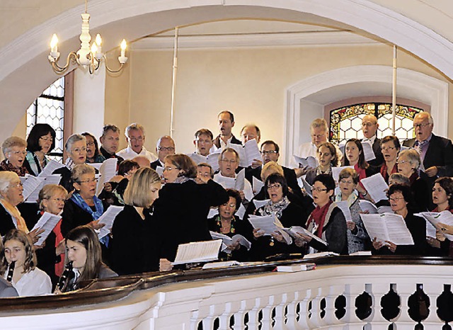 Der Ebringer Kirchenchor  und der Ebri...ie &#8222;Missa Katharina&#8220; auf.   | Foto: Janzer