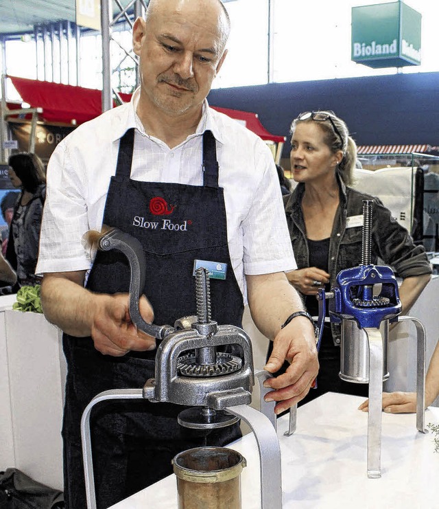 Martin Strangfeld  auf der Slow Food-M...Dreibein-Sptzle-Maschine zubereitet.   | Foto: zvg