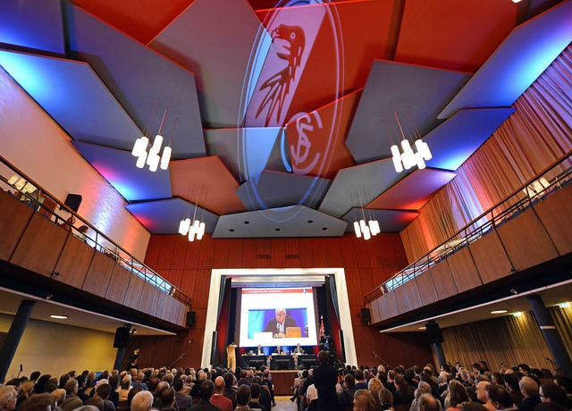 466 stimmberechtigte Mitglieder des SC...n Strukturen des Vereins abzustimmen.   | Foto: Patrick Seeger (DPA)