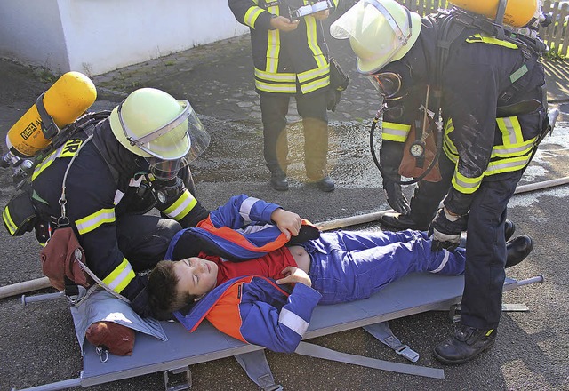 Gute bung: Der Verletzte wird geborgen.   | Foto: Anja Bertsch