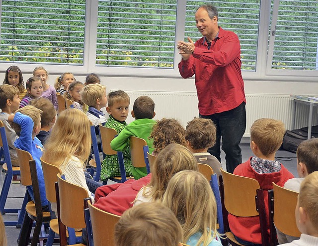 Andreas Kirchgner stellte Grundschl...brand-Schule  zwei seiner Bcher vor.   | Foto: Jonas Schwenninger