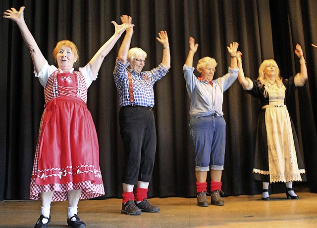 Bayerisch und urig in Dirndl boten die...Bewegung unter den Anwesenden im Saal.  | Foto: Albert Greiner