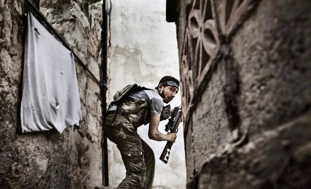 Peter Scholl-Latour sprach noch  im Fr...o zeigt einen FSA-Soldaten in Aleppo.   | Foto: AFP