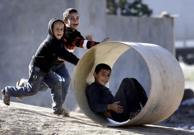 Syrische Flchtlingskinder beim Spielen in einem trkischen Lager   | Foto: DPA