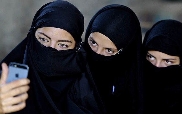 Auch junge Musliminnen (die hier abgeb... Versprechungen der Islamisten locken.  | Foto: AFP