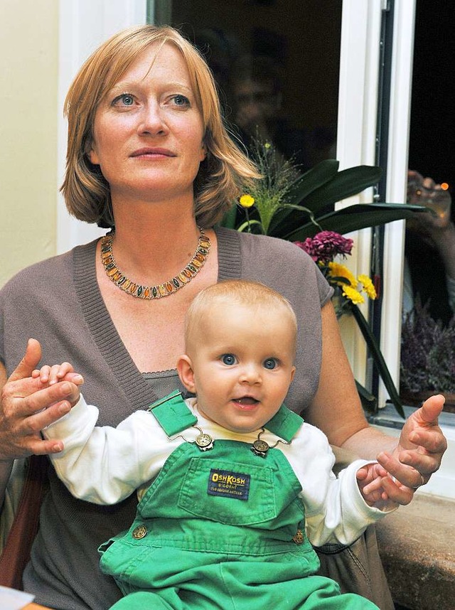 Kerstin Andreae bei einer Wahlkampfver...damals fnf Monate alten Tochter Emma.  | Foto: dpa