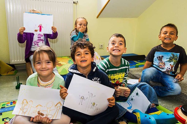 Kindergartenkinder in Haltingen malen ...ma,  Papa und  Geschwister aufs Bild.   | Foto: Daniel schoenen
