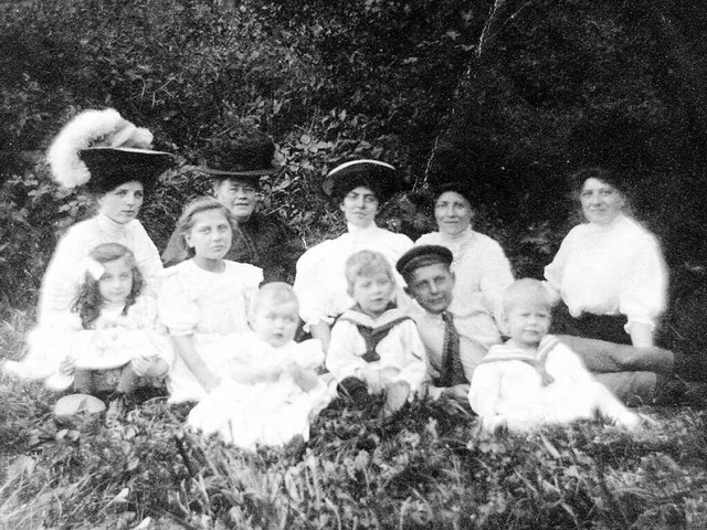 Bitte nicht bewegen: Das Familienfoto von 1908 unterscheidet sich<ppp></ppp>  | Foto: Privat