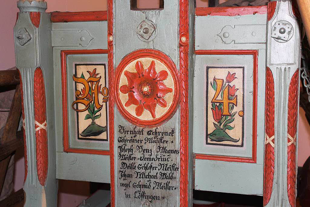 Ein Stck Feuerwehrgeschichte spiegelt die alte, kunstvoll verzierte Feuerwehrspritze aus dem Jahre 1806 wieder.