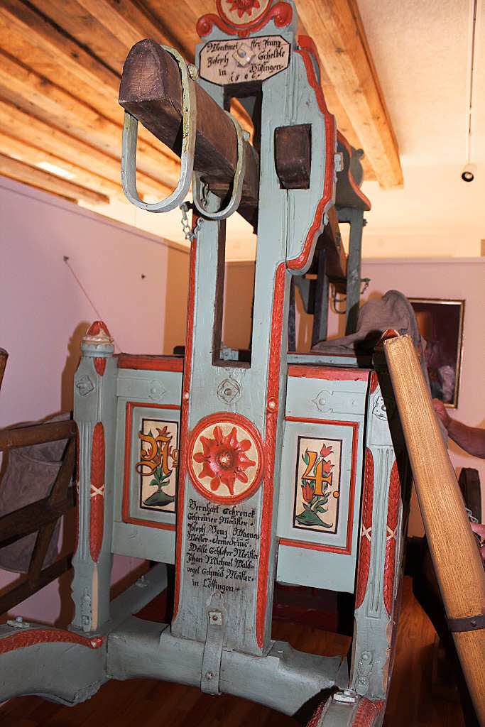 Ein Stck Feuerwehrgeschichte spiegelt die alte, kunstvoll verzierte Feuerwehrspritze aus dem Jahre 1806 wieder.