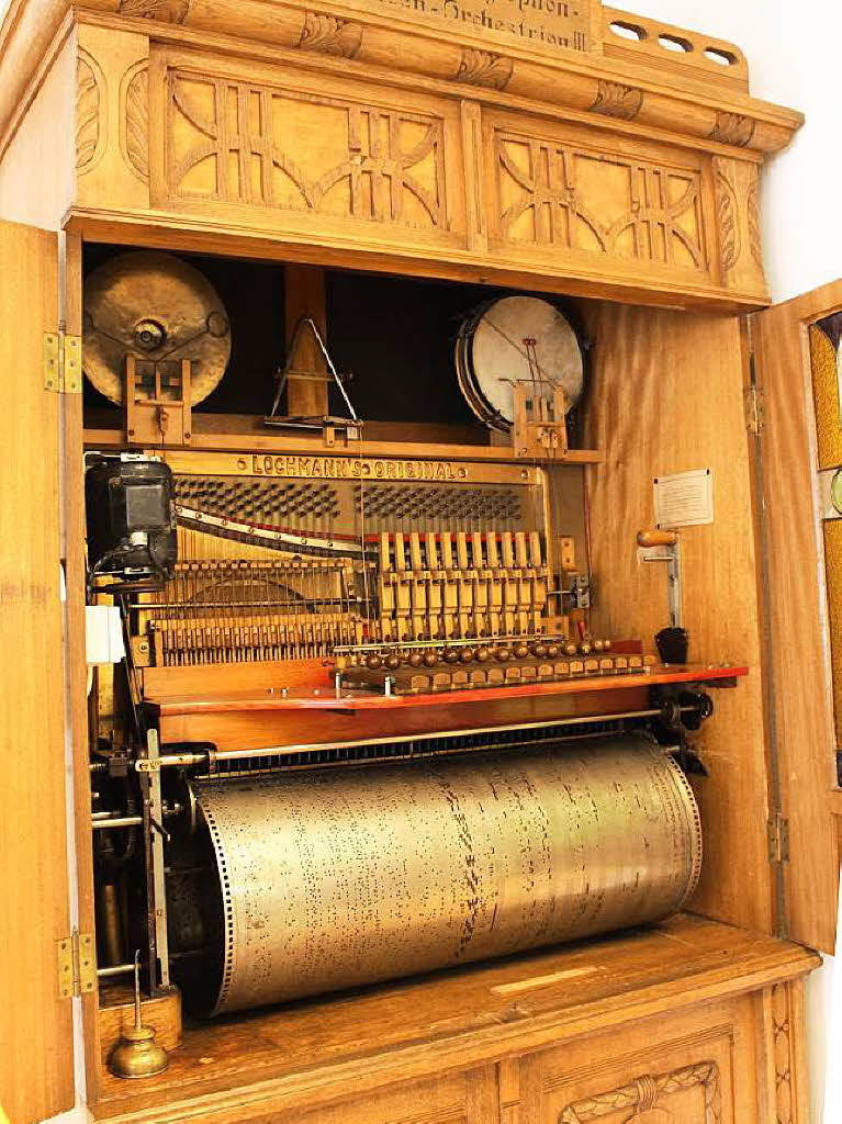 Musikbox aus dem Jahre 1910: Das  Xylophon-Walzenorchestrion mit vier Stiftwalzen mit jeweils fnf Melodien fr Klavier, Triangel, Xylophon, Trommel und Becken imitiert ein komplettes Orchester, das den Besuchern auch gerne eine musikalische Kostprobe bietet.
