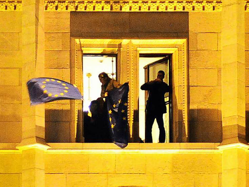 Demonstranten mit der EU-Flagge auf dem ungarischen Parlamentsgebude.