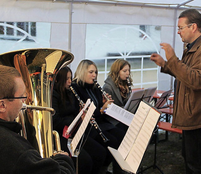 Das verstrkte Jugendorchester des Mus...nete den ersten Sauserhock in Marzell.  | Foto: Rolf-Dieter Kanmacher