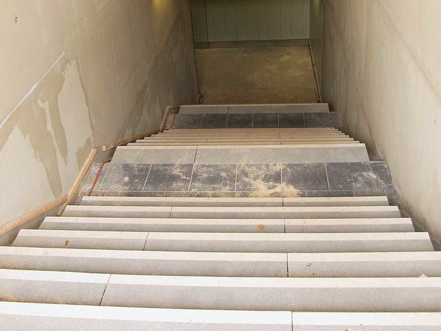 Die Treppe in der neuen Bahnunterfhru...ohne Hilfe begehbar, da Rampen fehlen.  | Foto: Jutta Schtz