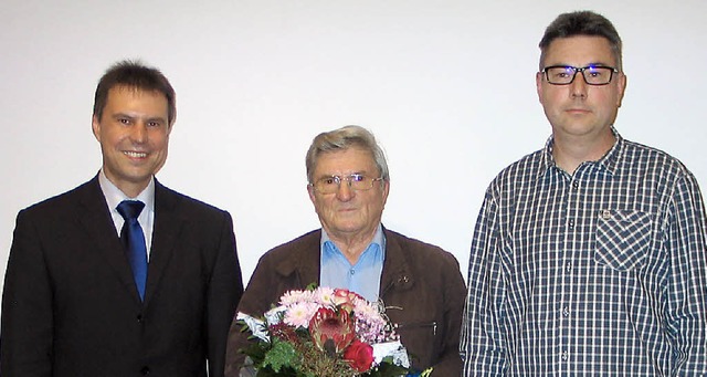 Eine Wasseruhr und andere Prsente  b...treter Manfred Wiedemann (von links).   | Foto: Gustav Rinklin