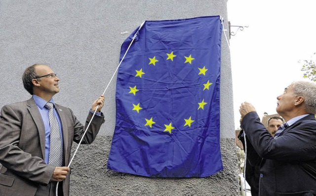 Der Platz der deutsch-franzsischen Fr...Bernhard Kaiser enthllen das Schild.   | Foto: zvg