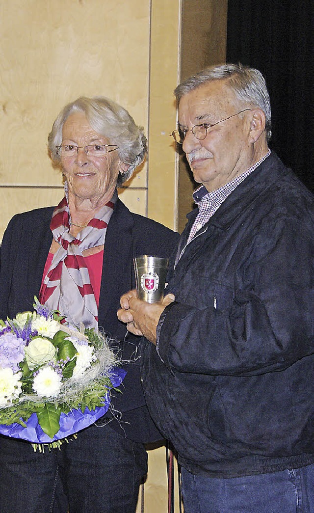 Heike und Helmut Sum wurden mit dem Ehrenbecher der Stadt  ausgezeichnet.  | Foto: Martin Pfefferle