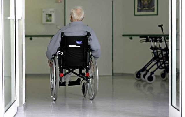 Niemanden mit dem Thema Pflege und Alt...arkeit von Pflege und Beruf zu reden.   | Foto: dpa