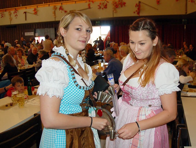 Die beiden Marketenderinnen Anna-Maria...tzgede ein Verdauungsschnpschen aus.   | Foto: Ulrike Jger