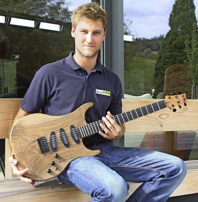 Jonas Lyssek mit der  E-Gitarre, die er selbst gebaut hat.   | Foto: Privat