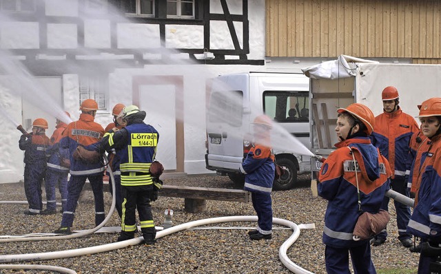 Die Jugendfeuerwehren spritzten aus al...che&quot; auf dem Burghof zu schtzen.  | Foto: Paul Schleer